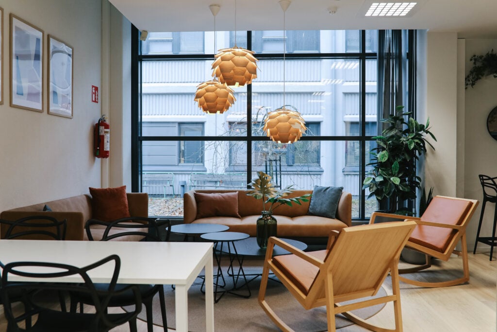 Tässä kuvassa on Meitan Lappeenrannan toimiston kahvihuoneen oleskelunurkkaus, jossa on kaksi sohvaa, kaksi nojatuolia sekä sohvapöytiä