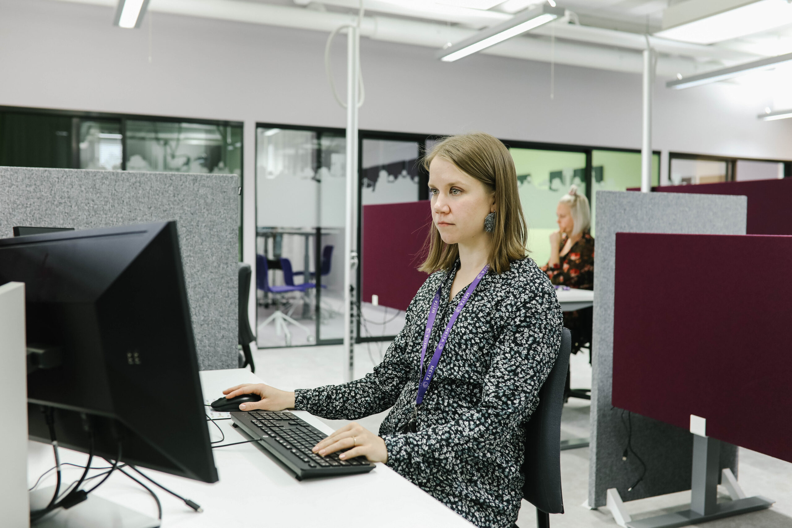 Tässä kuvassa työskentelee kaksi meitalaista omilla tietokoneillaan keskittyneesti toimiston avotilassa